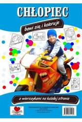 Chłopiec bawi się i koloruje