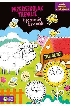 Życie na wsi. Przedszkolak trenuje łączenie..