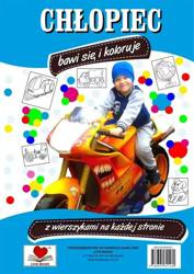 Mały chłopiec bawi się i koloruje